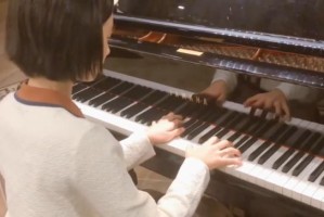 《以伊洛纳妹馆》中如何提升钢琴演奏等级（游戏中的钢琴练习技巧和等级提升方法）