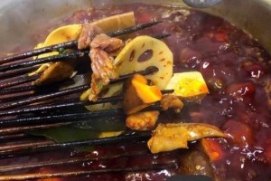 重庆美食攻略（品味重庆，与美食同行，为技能人才提供租房指南）