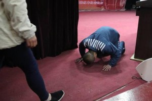 让母亲下跪游戏攻略（通过游戏，让我们与母亲一同沉浸在快乐的童年回忆中）